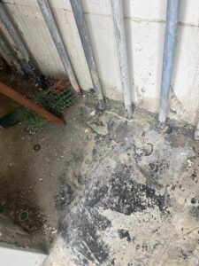 Vano contatori acqua in terrazza Roma prima dell'impermeabilizzazione